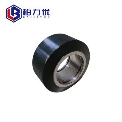 Črno tovorno kolo iz poliuretana